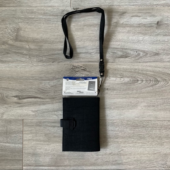 ❣️2/$35❣️ Roots Passport Case - Picture 3 of 5